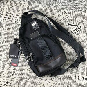 NWT TUMI SLING BAG In black